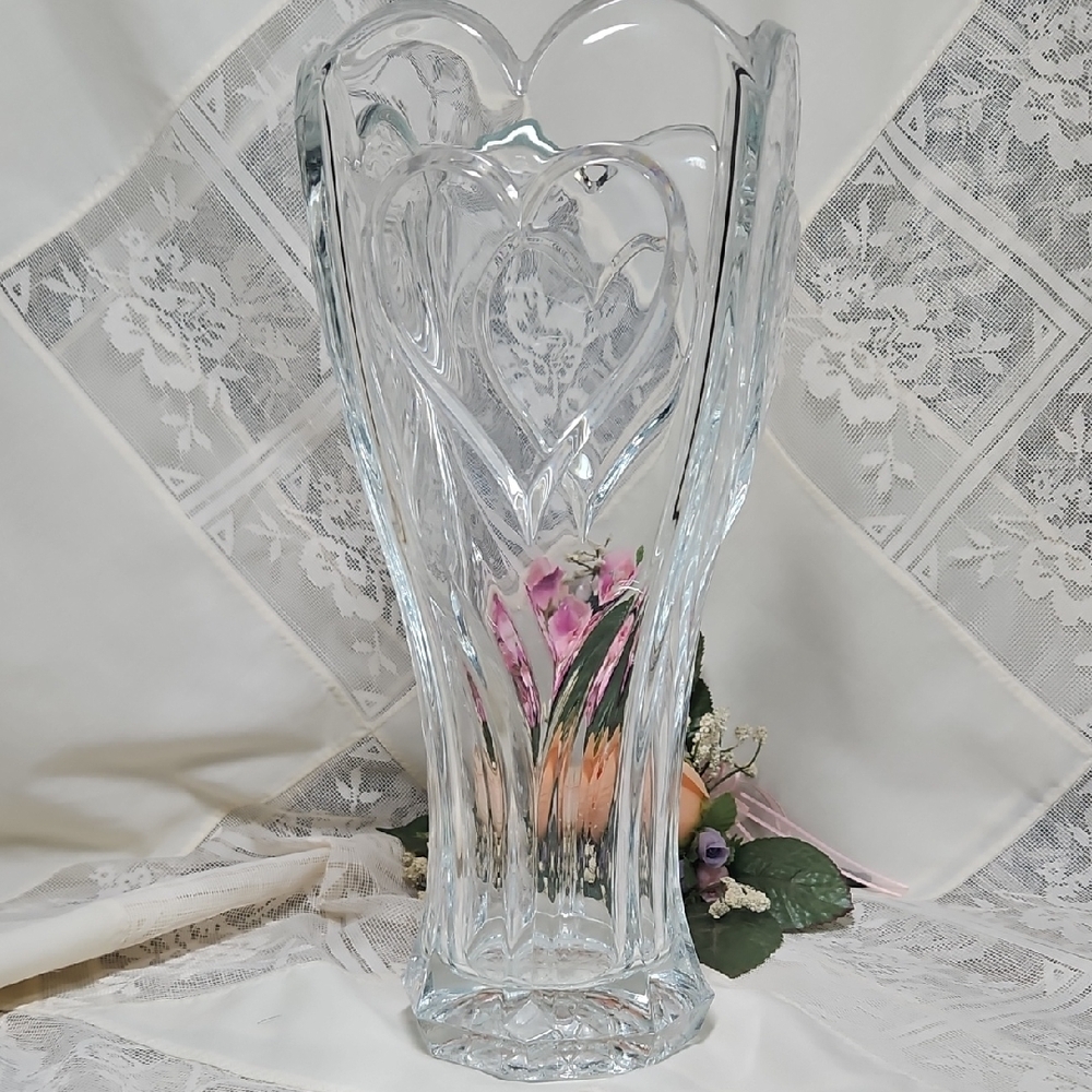 Elegant Heart Design Glass Vase